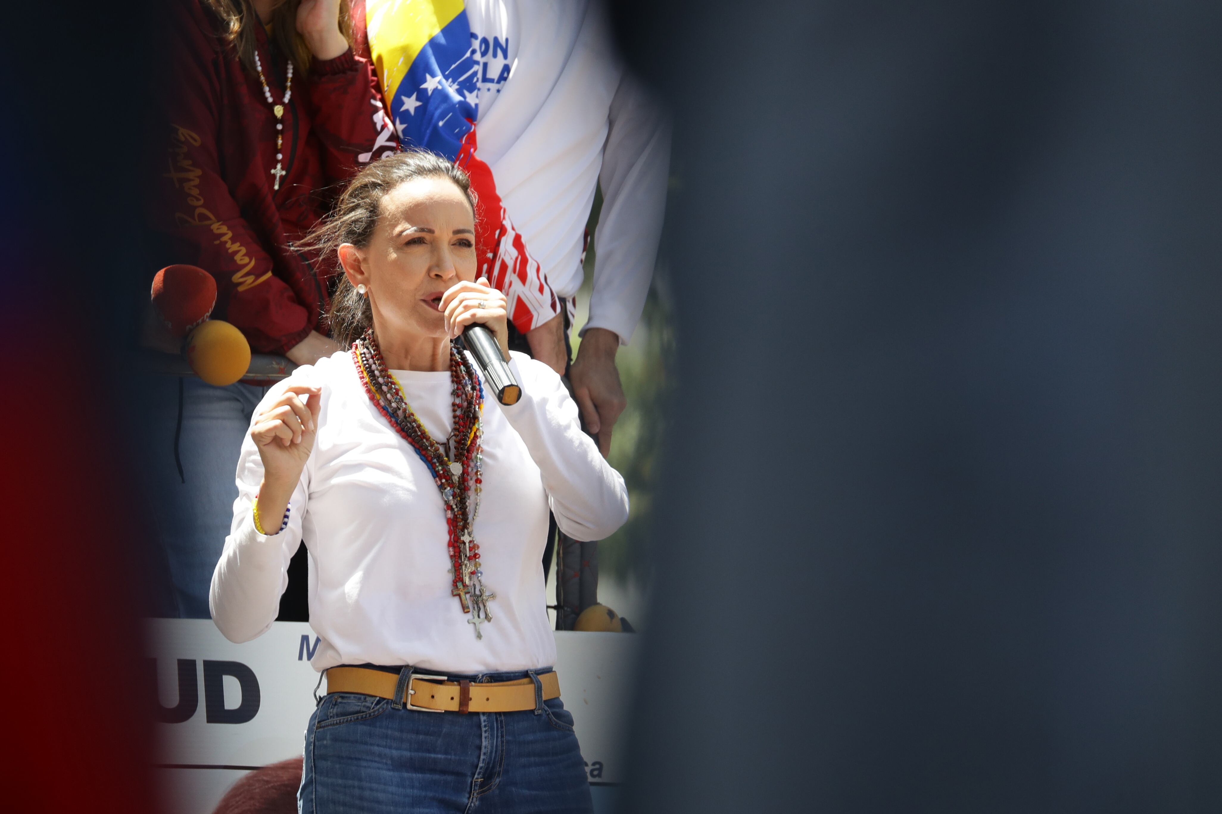 La líder opositora de Venezuela María Corina Machado asiste a una protesta en rechazo a los resultados oficiales de las elecciones presidenciales. 
EFE/ Ronald Peña R.