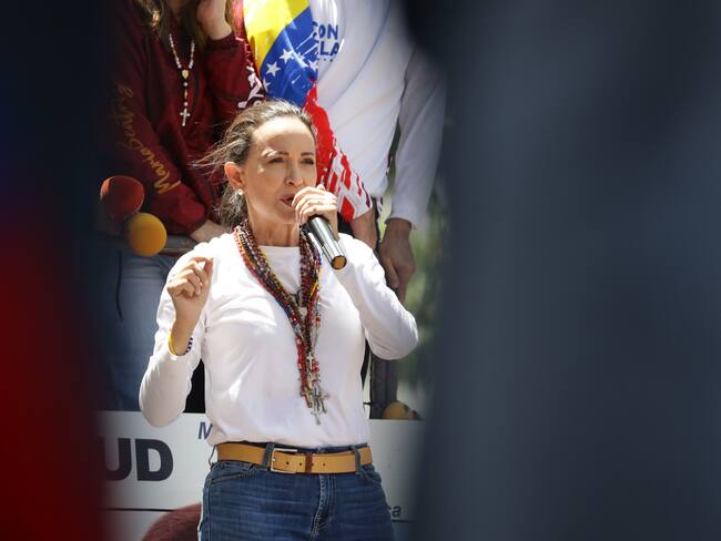 La líder opositora de Venezuela María Corina Machado asiste a una protesta en rechazo a los resultados oficiales de las elecciones presidenciales.
EFE/ Ronald Peña R.