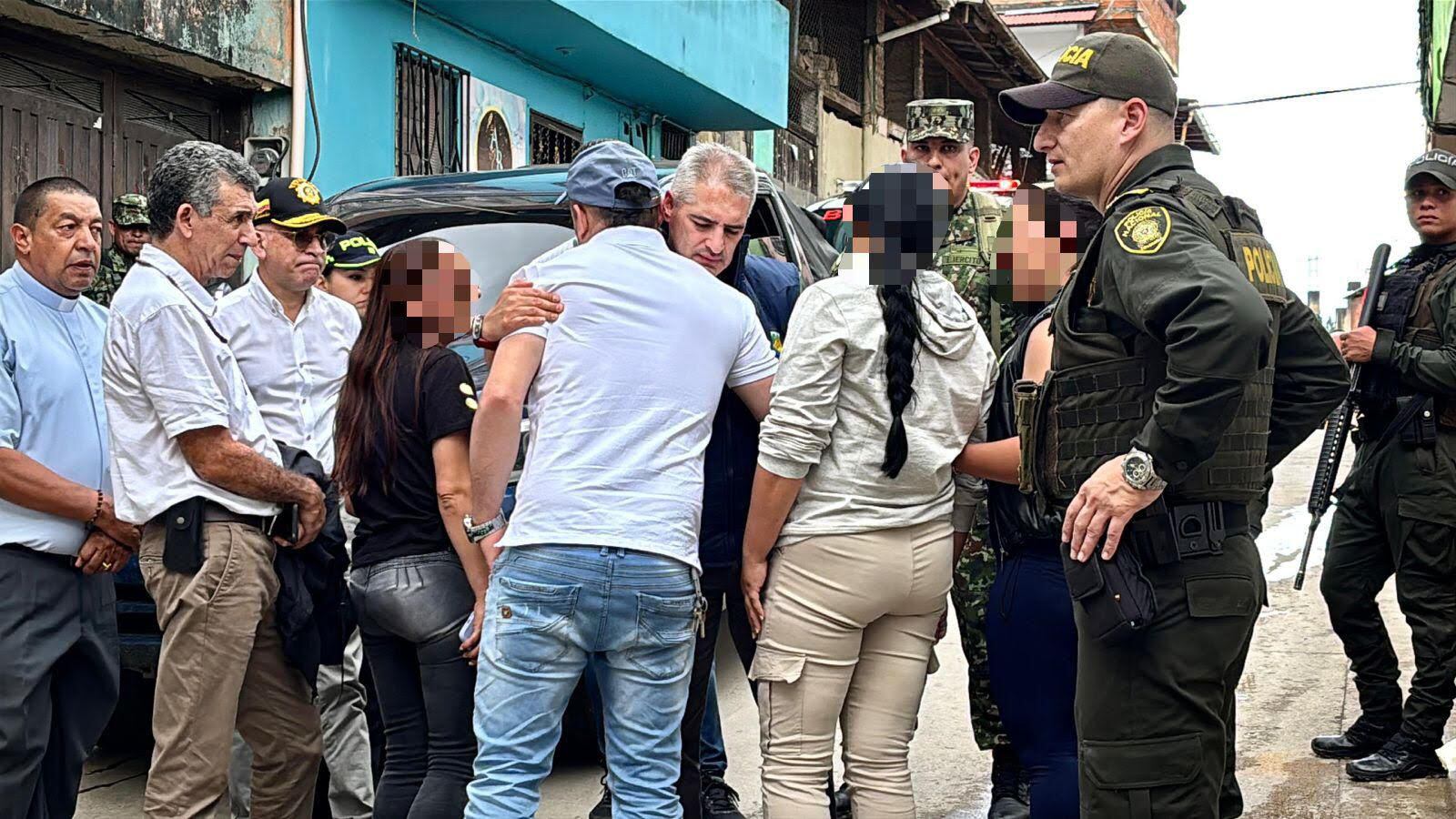 El gobernador Andrés Julián Rendón viajó a Anorí y se reunió con las autoridades locales y las familias de las víctimas. Foto: Gobernación de Antioquia.