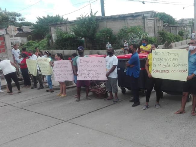 Habitantes del Barrio Chino en Cartagena bloquean la Avenida del Lago