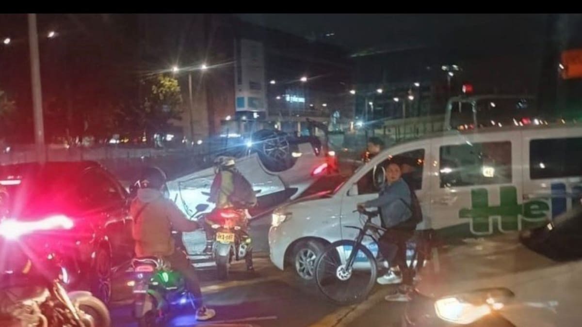 Grave accidente de tránsito en el norte de Bogotá: vehículo se volcó y afecta la movilidad