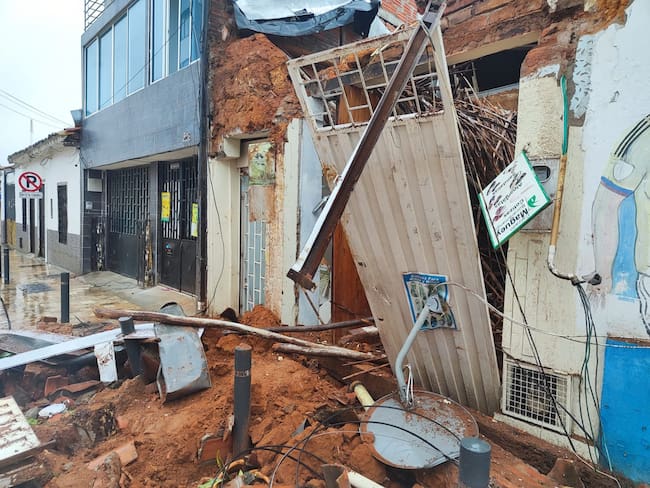Dos personas atrapadas por colapso del techo de una vivienda