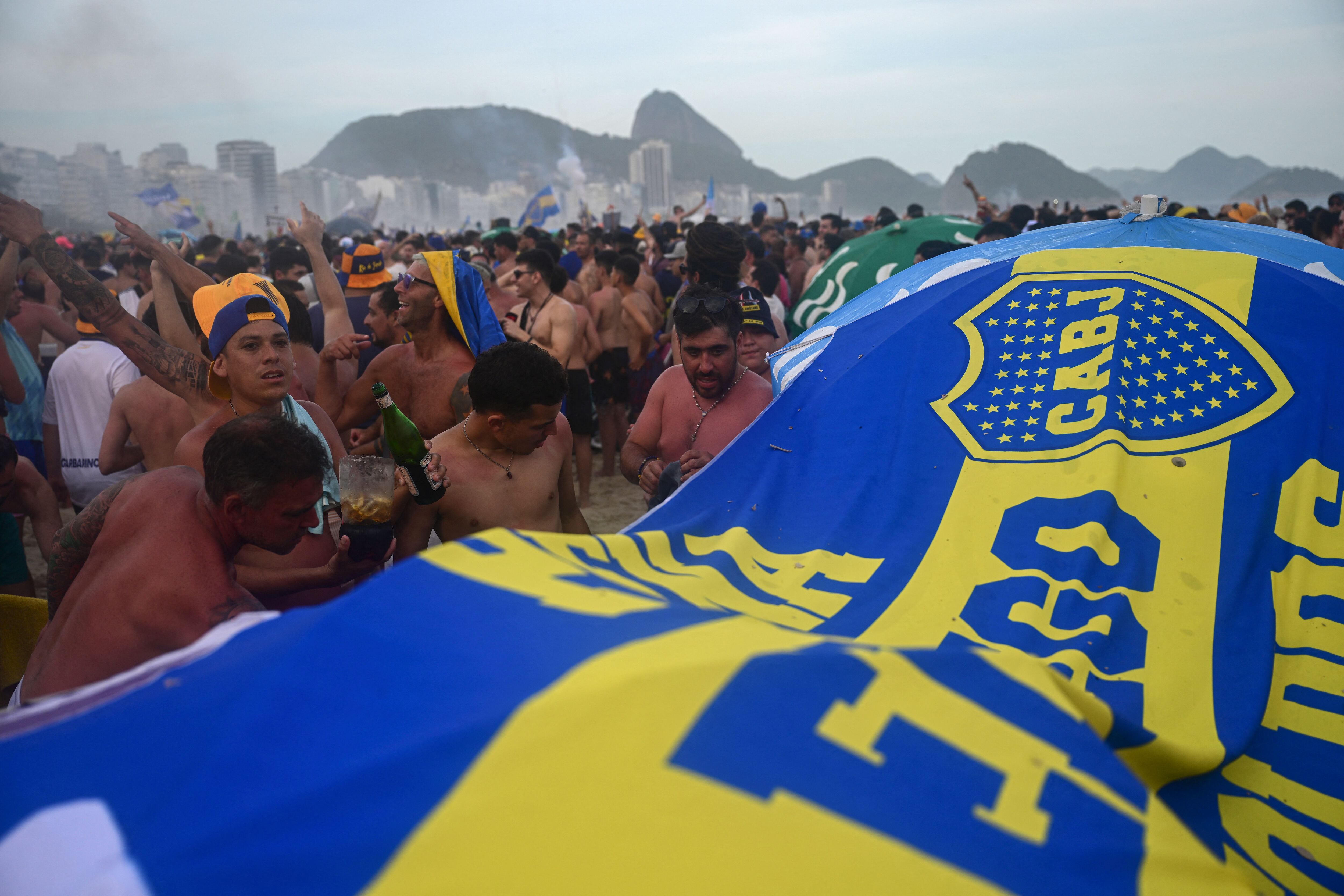 Fanáticos de Boca en Copacabana en la previa de la final de Copa Libertadores 2023 (Photo by PABLO PORCIUNCULA/AFP via Getty Images)