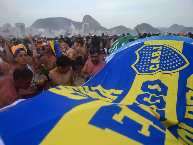 Fanáticos de Boca en Copacabana en la previa de la final de Copa Libertadores 2023 (Photo by PABLO PORCIUNCULA/AFP via Getty Images)