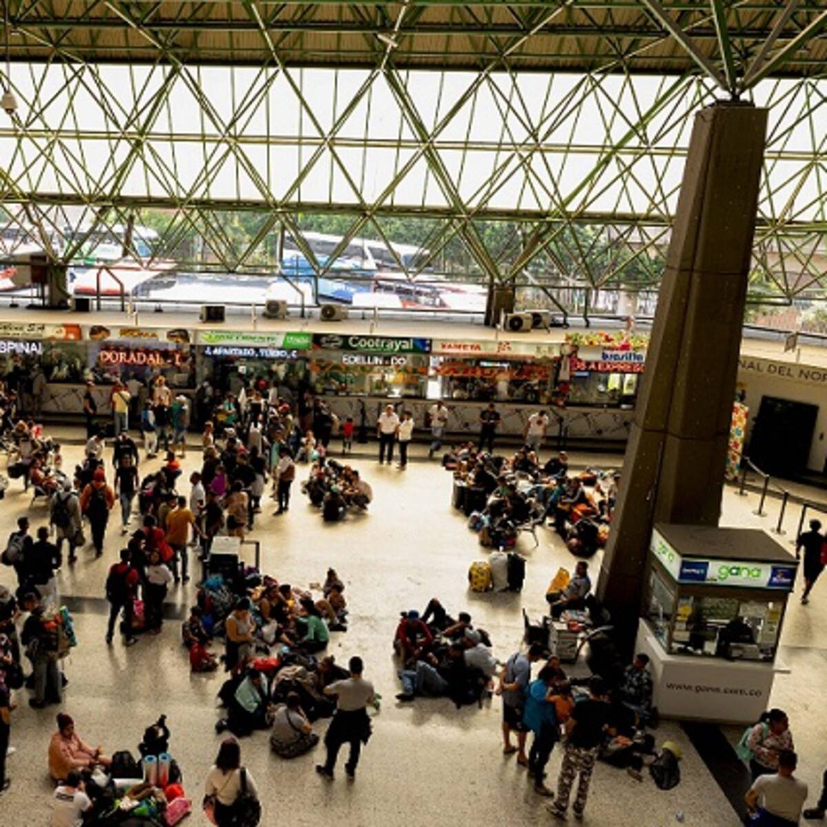 400 buses de servicios especiales están apoyando el plan éxodo y retorno en Antioquia