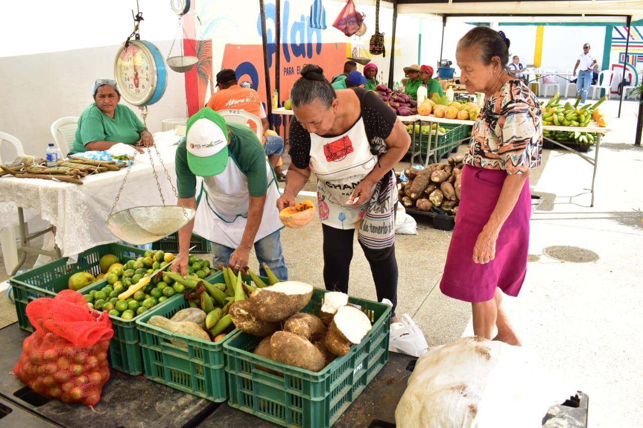 Toma a El Pozón: familias se beneficiaron con mercado campesino y oferta de servicios