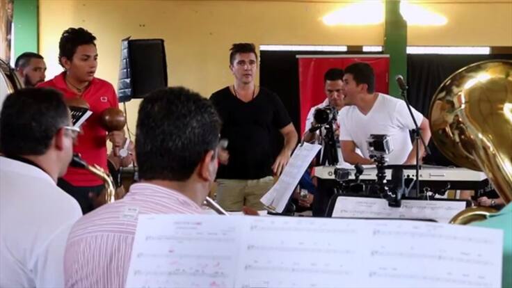 Juanes presenta su canción Odio por Amor con ritmos bumangueses