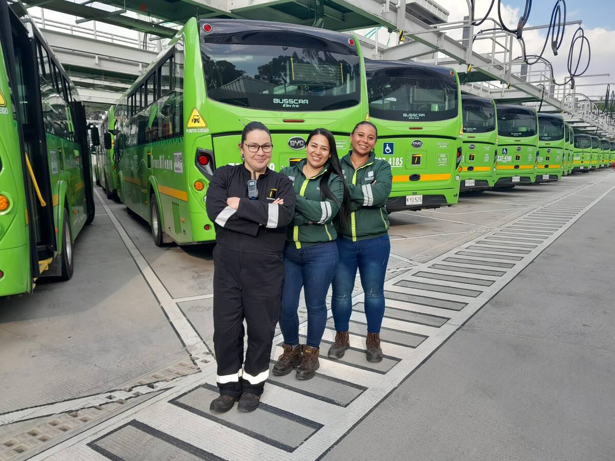 Buscan mujeres para conducir los buses de la Rolita en Bogotá