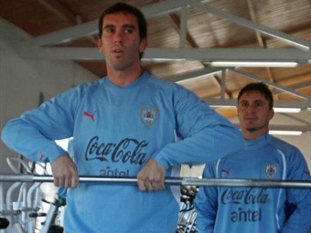 Diego Godín con infección en la garganta ausente en la práctica de Uruguay