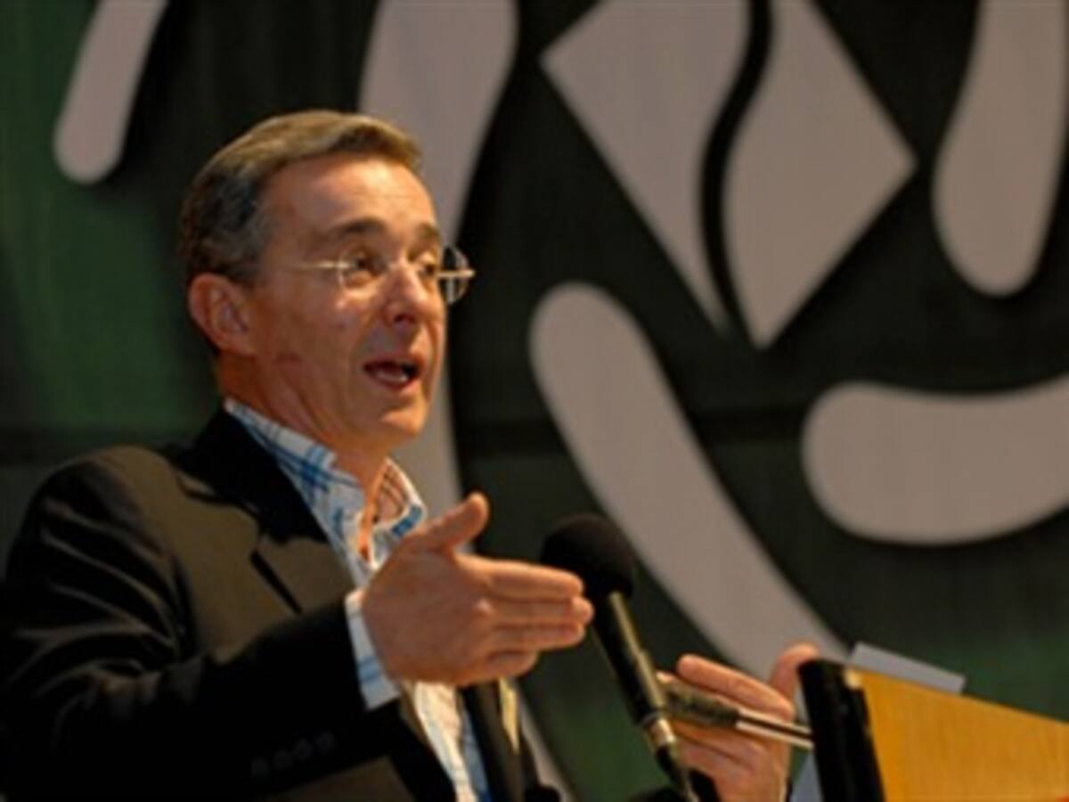 El presidente Álvaro Uribe denuncia conspiración criminal contra el Estado