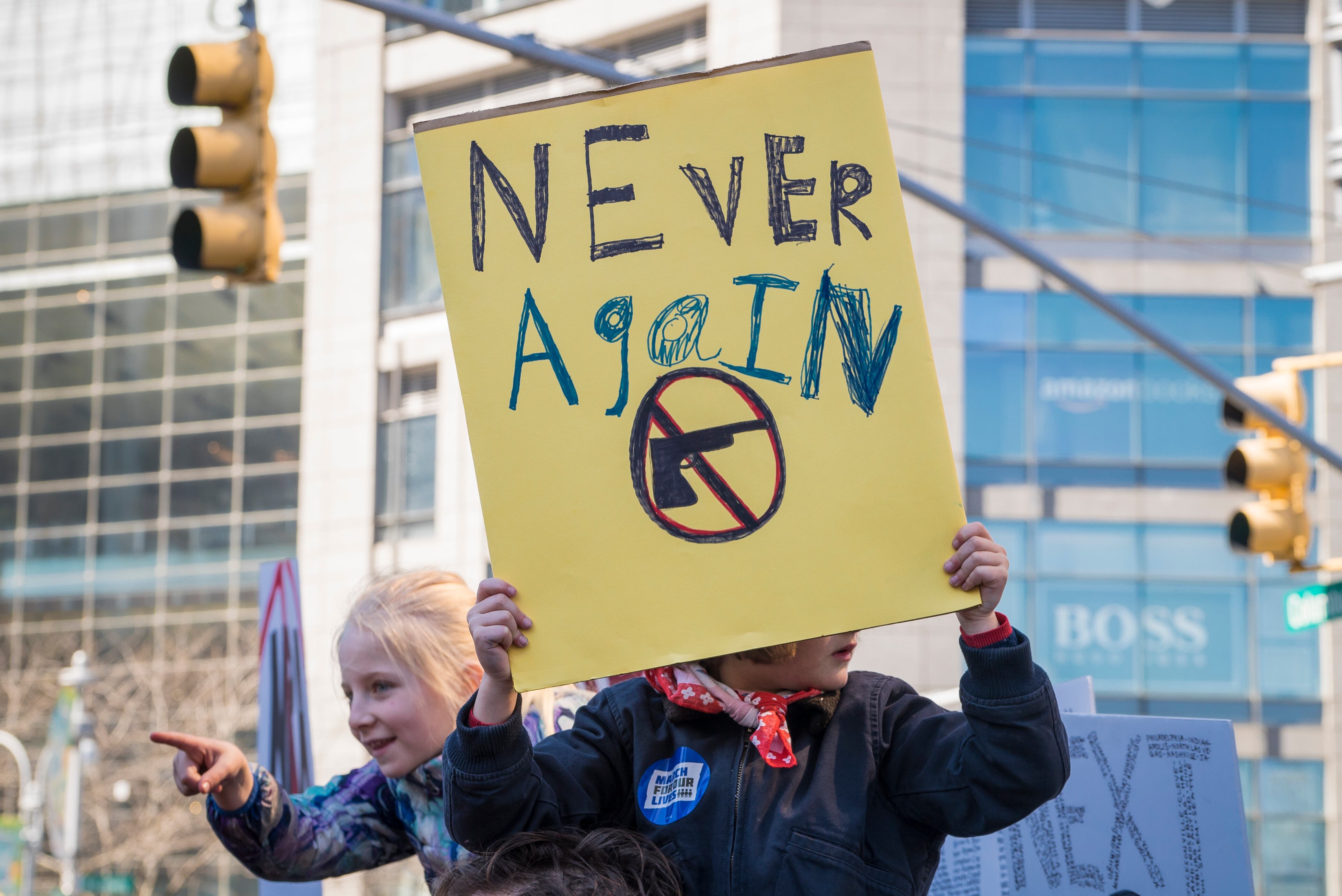 Las autoridades de EE.UU., advierten a los padres sobre esta broma universal, tocar el timbre de un vecino y salir corriendo, pues en varias ocasiones en la Unión Americana ha terminado en tragedia cuando los propietarios de las casas salen y disparan a los niños en represalia.
(Foto:   Barbara Alper/Getty Images)