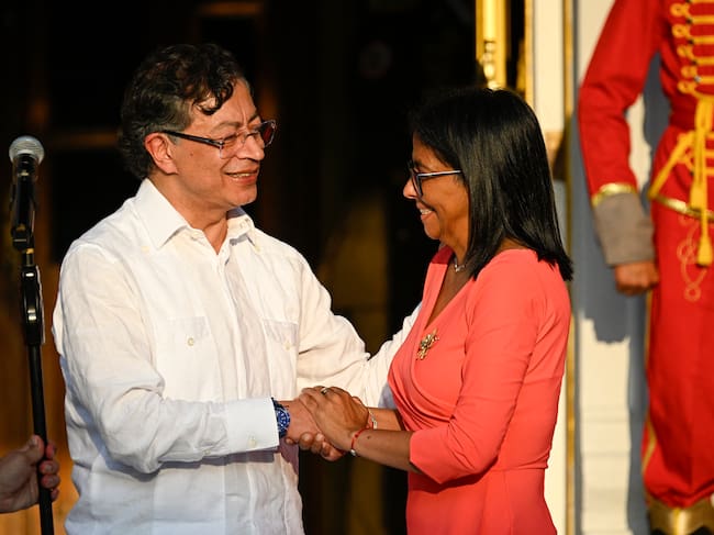 Gustavo Petro y Delcy Rodríguez. Foto: AFP.