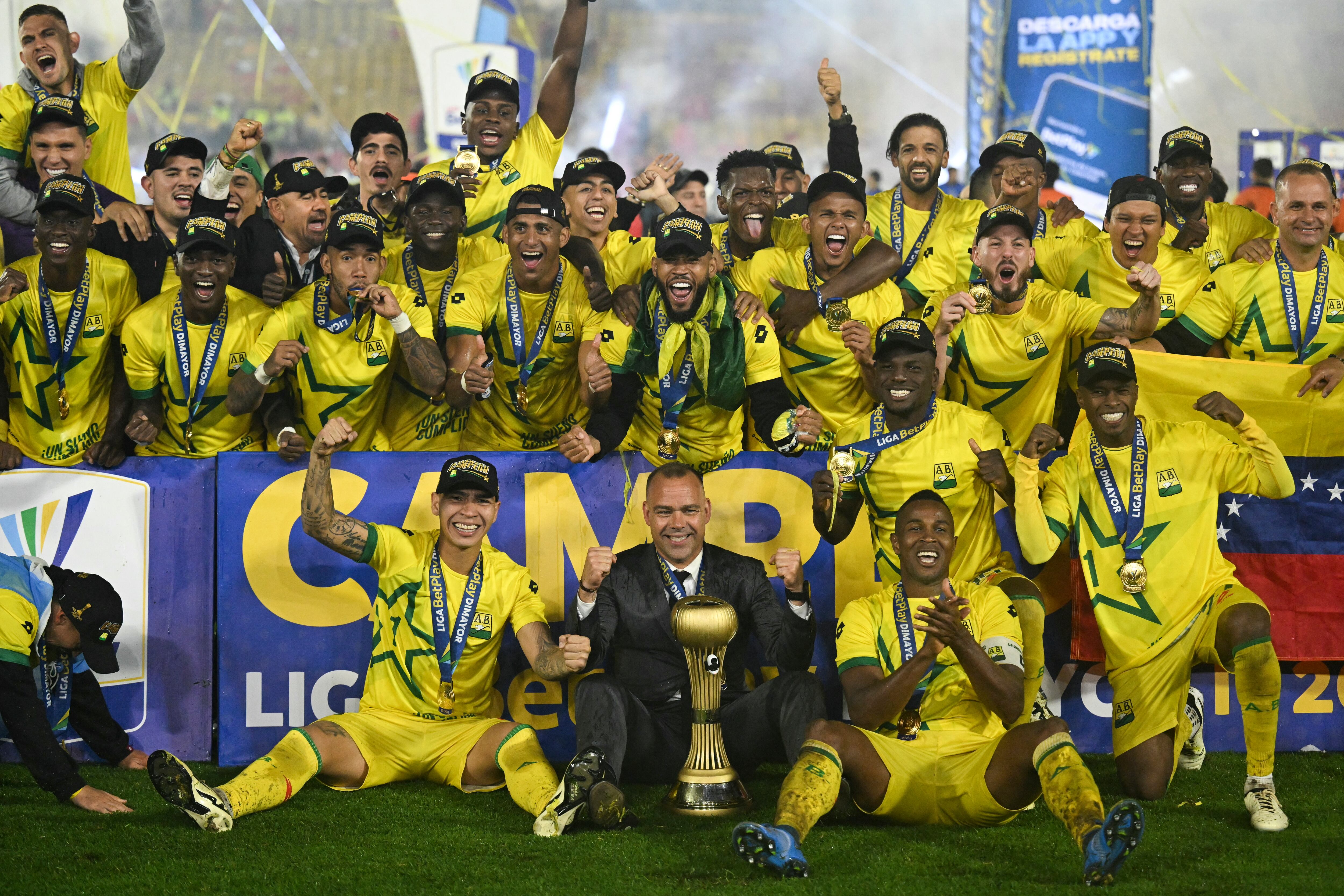 Los jugadores del Bucaramanga festejan la primera estrella en la historia del club. (Photo by LUIS ACOSTA/AFP via Getty Images)