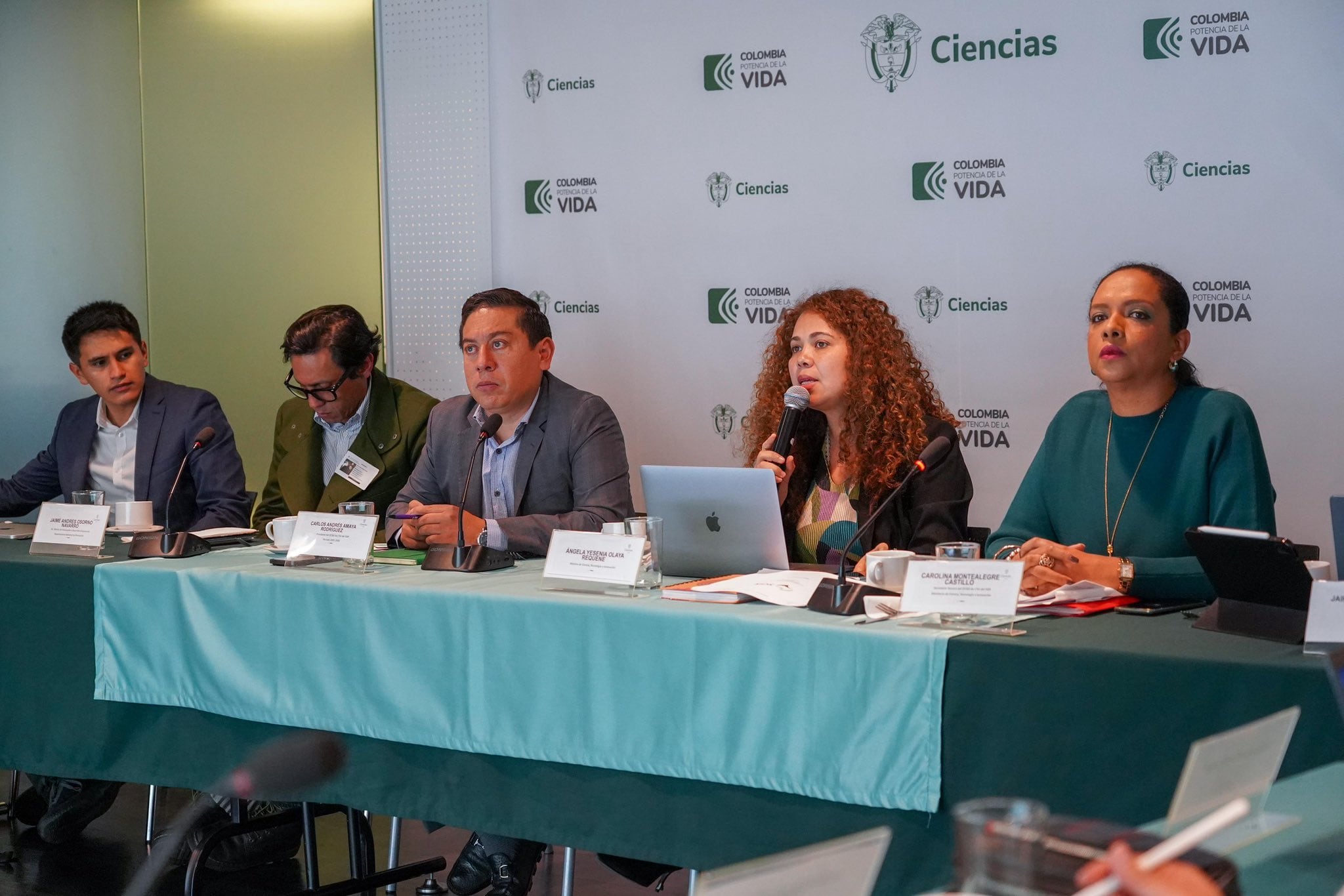 En la sesión se aprobaron $541.416'137.610 en proyectos que impulsarán la investigación. Foto | @MincienciasCo