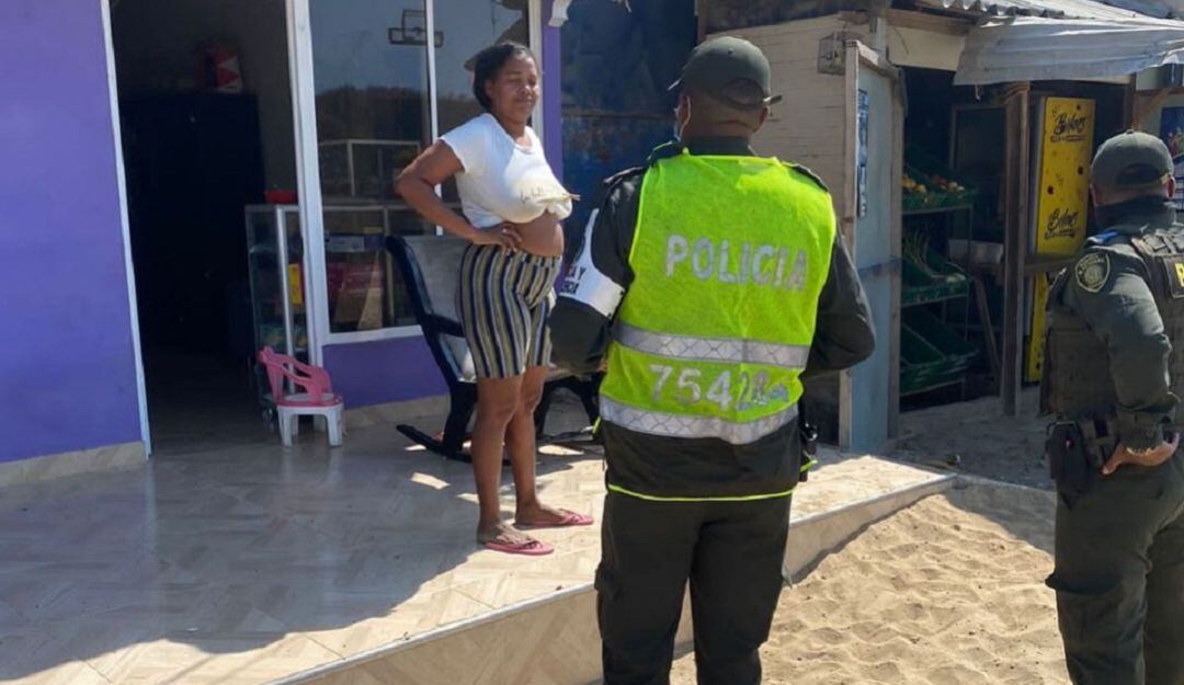 El Grupo de Protección a la Infancia y Adolescencia realiza una campaña de sensibilización puerta a puerta, en contra de este flagelo