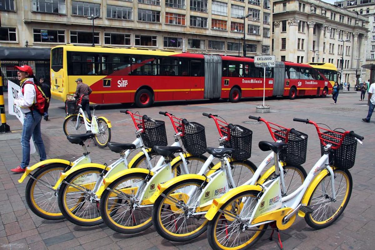 El alcalde de Bogotá, Gustavo Petro, dio inicio al servicio de préstamo gratuito de bicicletas en el marco de la peatonalización del Eje Ambiental.