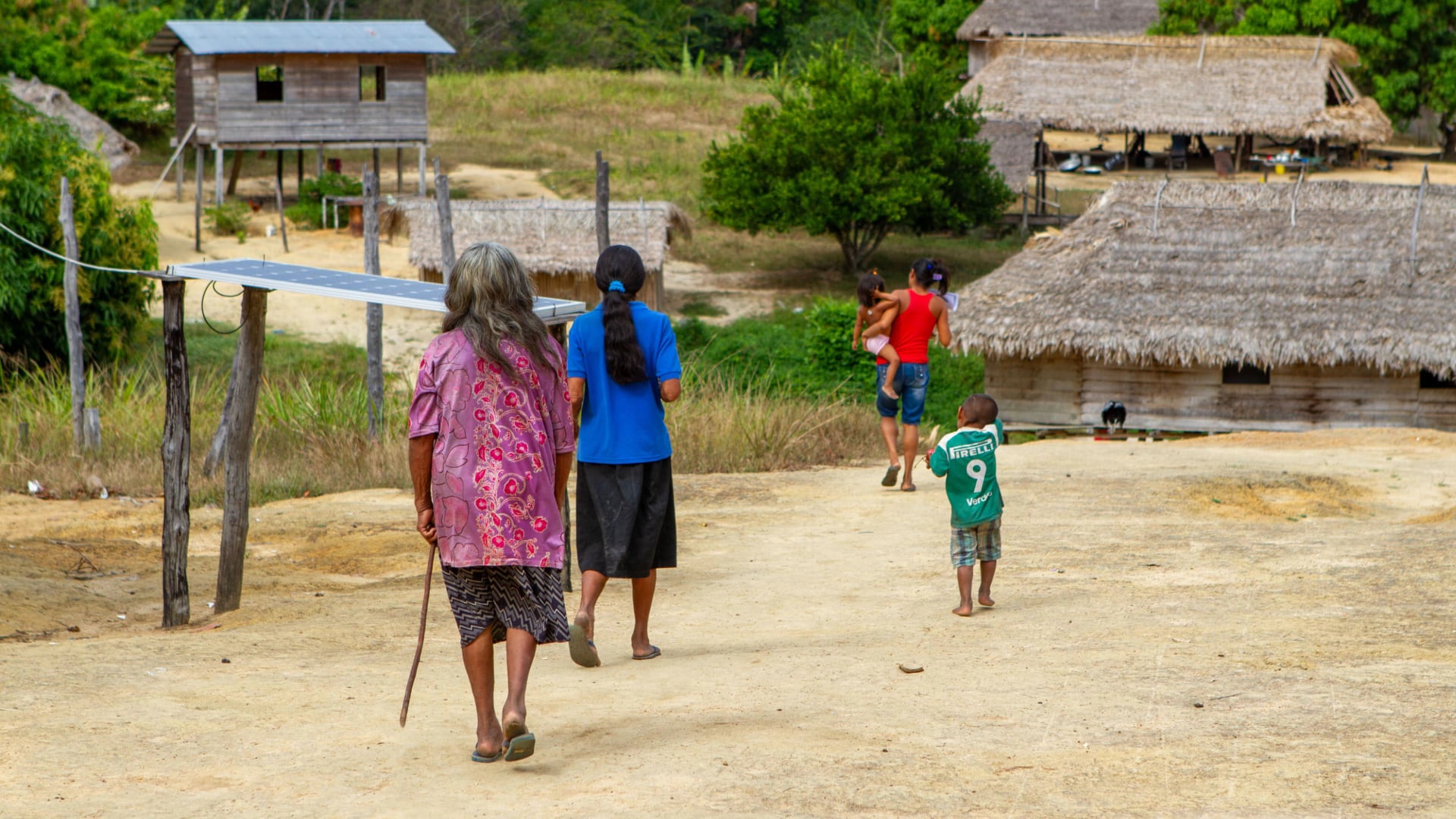 En la cosmogonía de comunidades como las del río Pirá Paraná, se cree que algunas mujeres nacen predestinadas y espiritualmente "curadas" para ser las dueñas de la comida y guardianas de la biodiversidad. | Foto: Getty Images