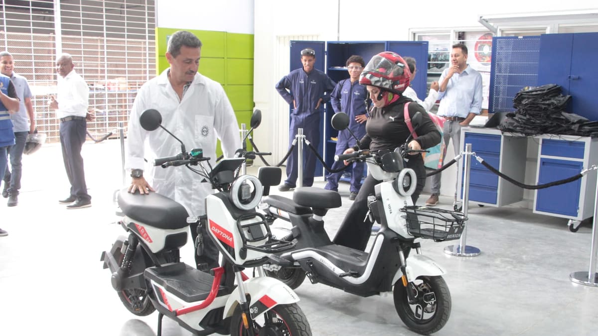 En un colegio público de Cali se inauguró el primer laboratorio de vehículos eléctricos del país