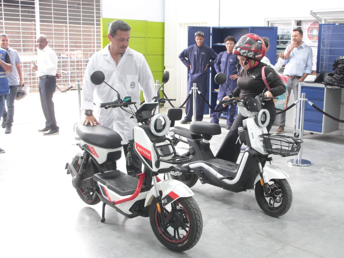 En un colegio público de Cali se inauguró el primer laboratorio de vehículos eléctricos del país
