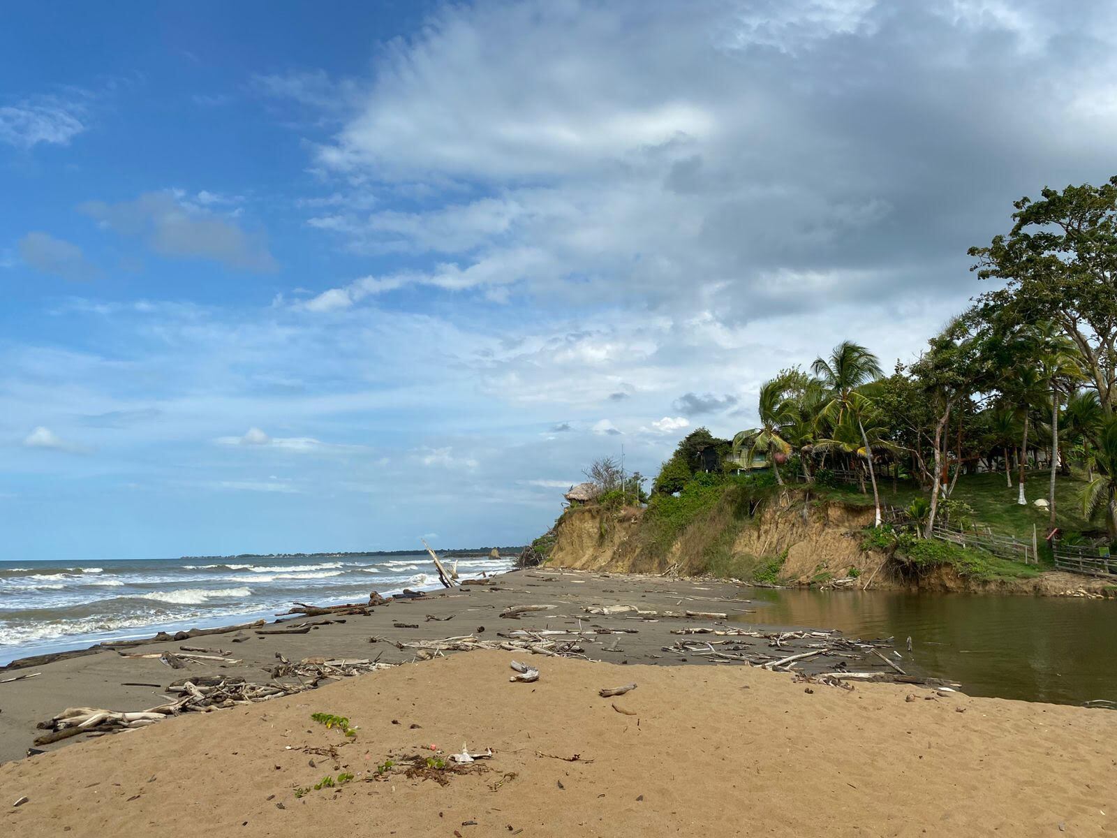 Monitoreo de erosión costera en el Urabá antioqueño. Foto: Dagran.