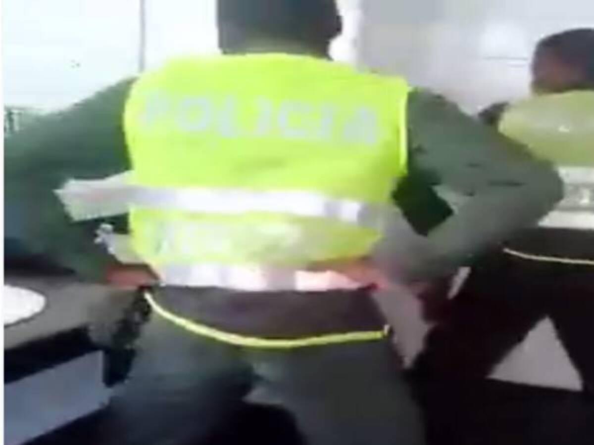Video de policías bailando en un baño se vuelve viral