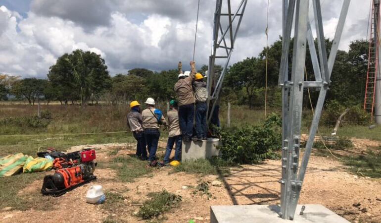 Mantenimiento de Cens a Torre de energía afectada