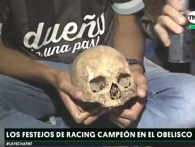 Hincha de Racing llevó el cráneo de su abuelo a los festejos por el título