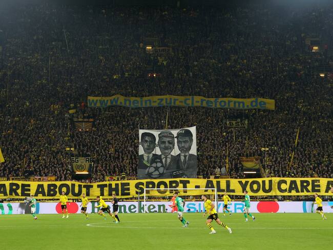 Dortmund (Germany), 07/11/2023.- Dortmund fans hold a transparent to protest against the planned UEFA Champions League reform during the UEFA Champions League group F soccer match between Borussia Dortmund and Newcastle United in Dortmund, Germany, 07 November 2023. (Protestas, Liga de Campeones, Alemania, Rusia) EFE/EPA/FRIEDEMANN VOGEL