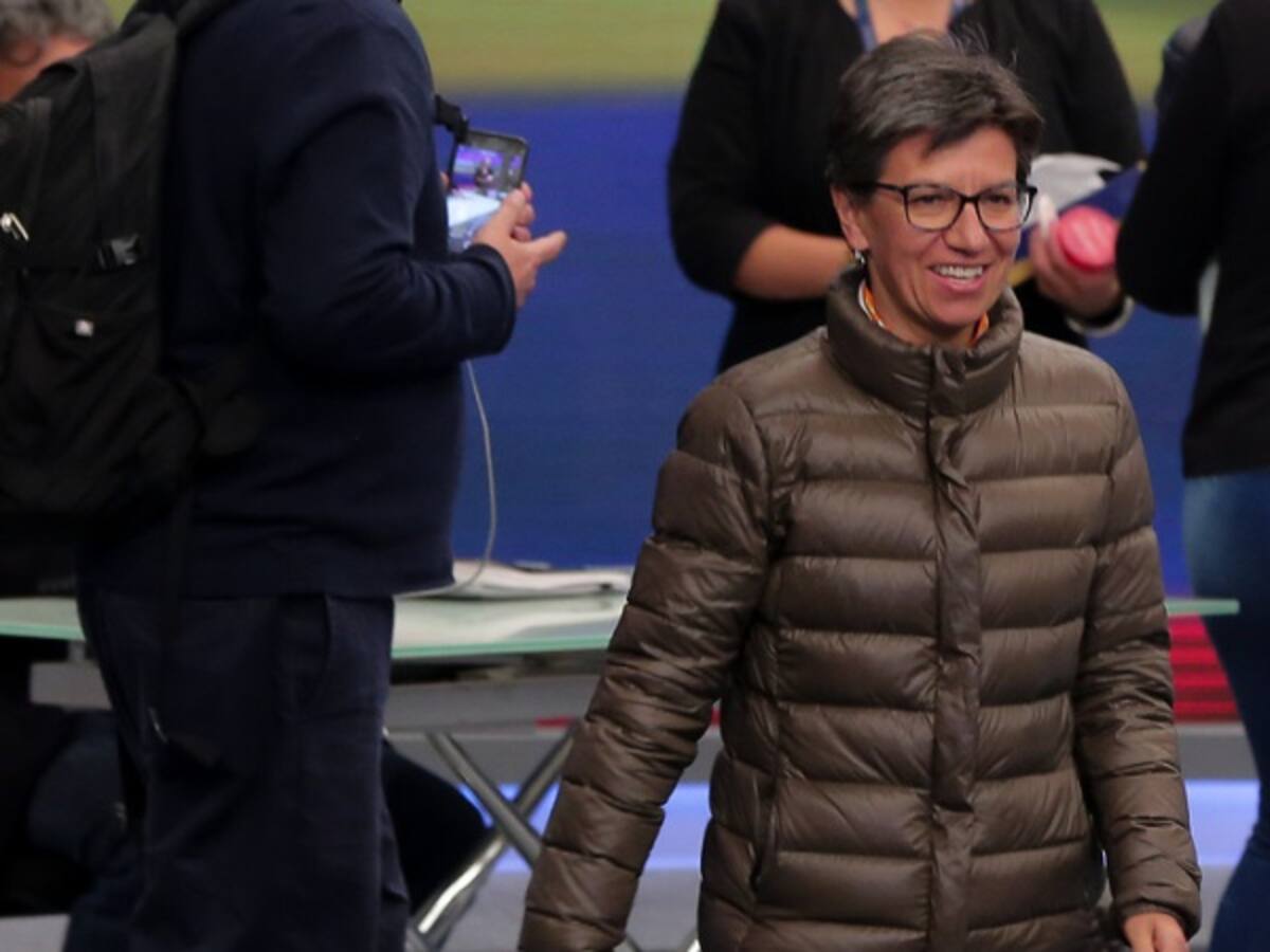 Petristas tratan de conquistar con serenata a Claudia López