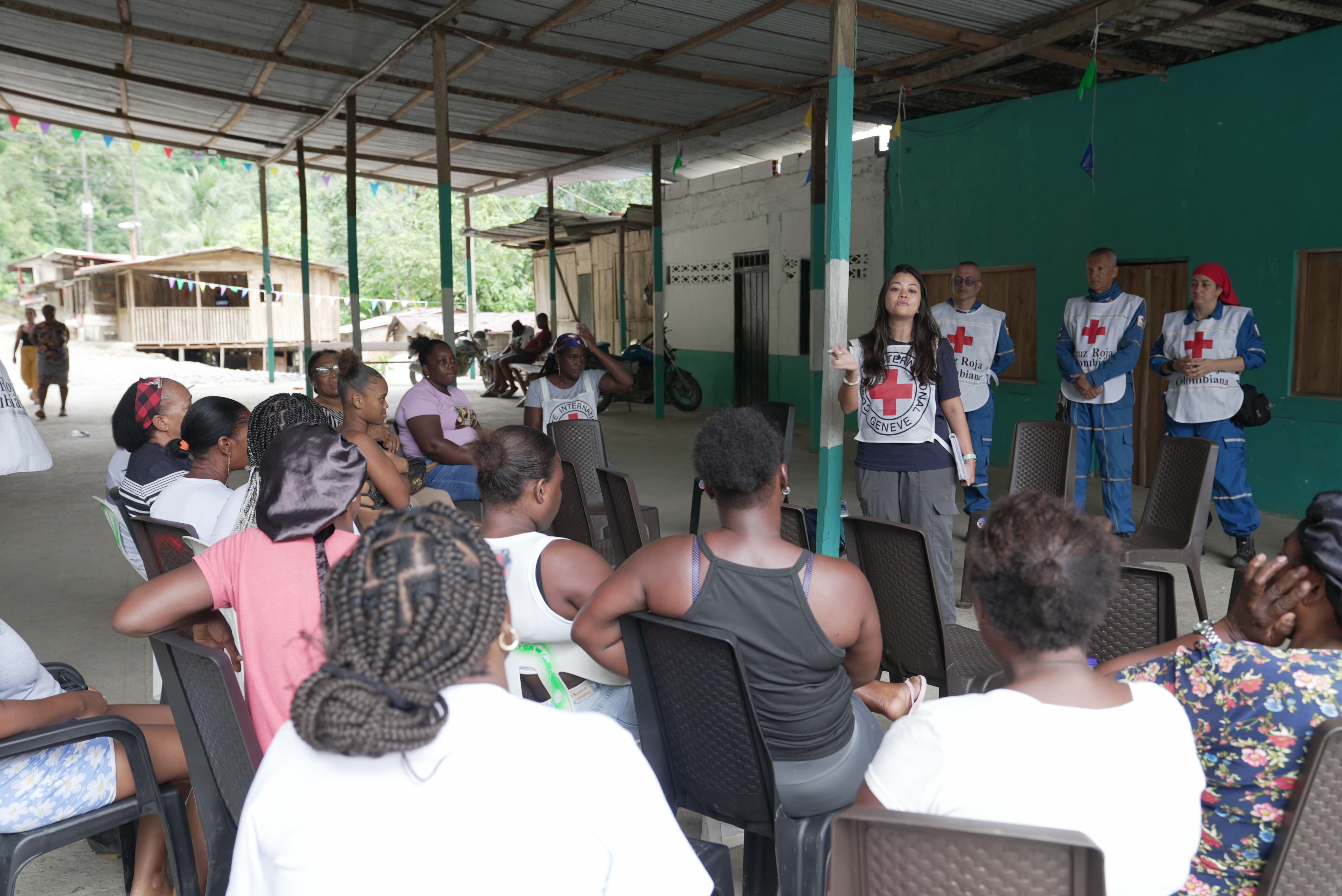 Comité Internacional de la Cruz Roja hablando con comunidades de Chocó