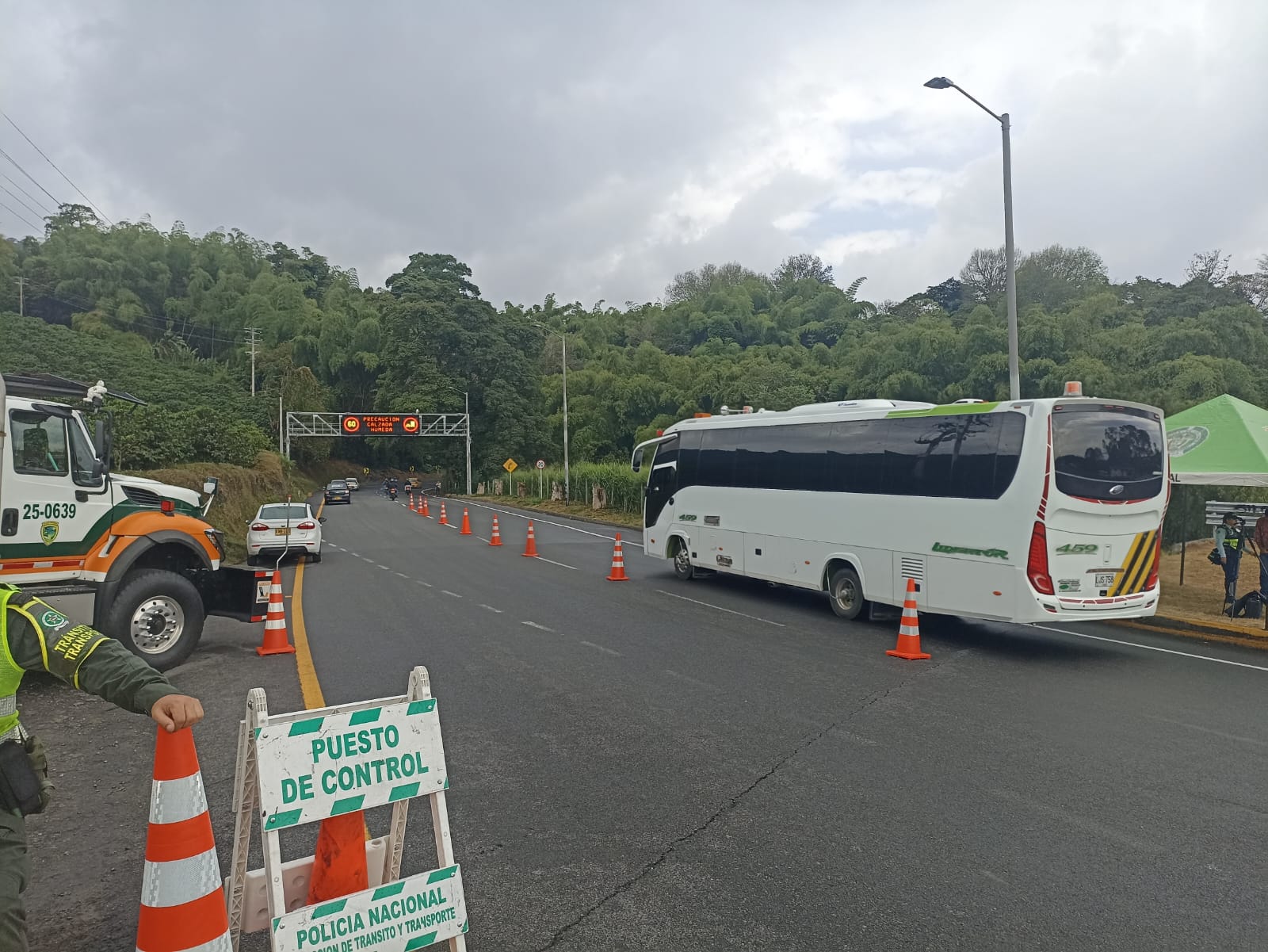 Vía La línea con controles especiales de la Policía de Tránsito en Quindío / Foto: Adrián Trejos