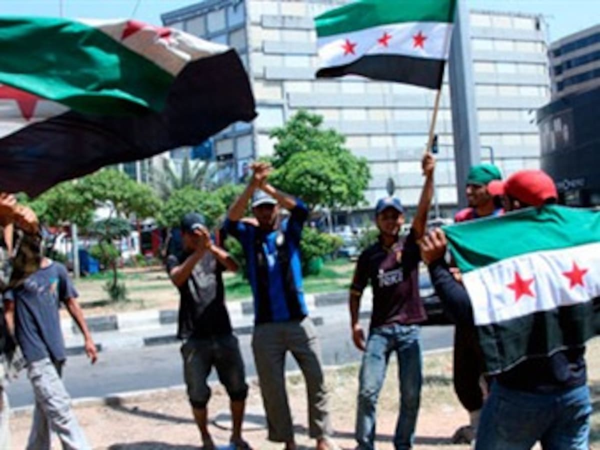 Cientos de sirios celebran el atentado que mató altos militares del régimen de Bashar Al Assad