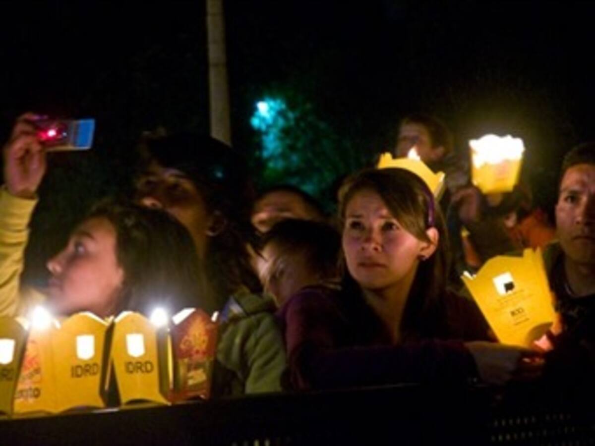 Celebración de noche de las velitas en el Parque Simón Bolívar