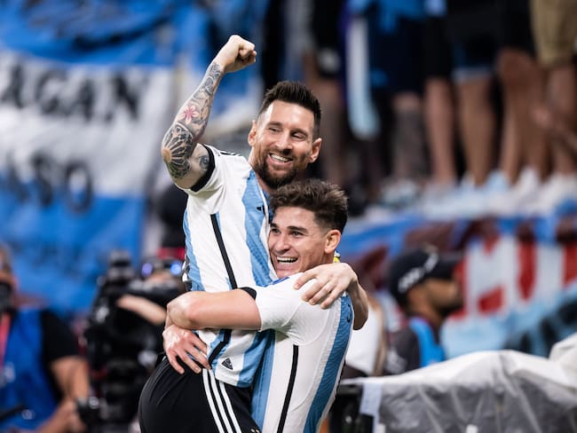 Julián Álvarez celebrando junto con Lionel Messi. (Photo by Markus Gilliar - GES Sportfoto/Getty Images)