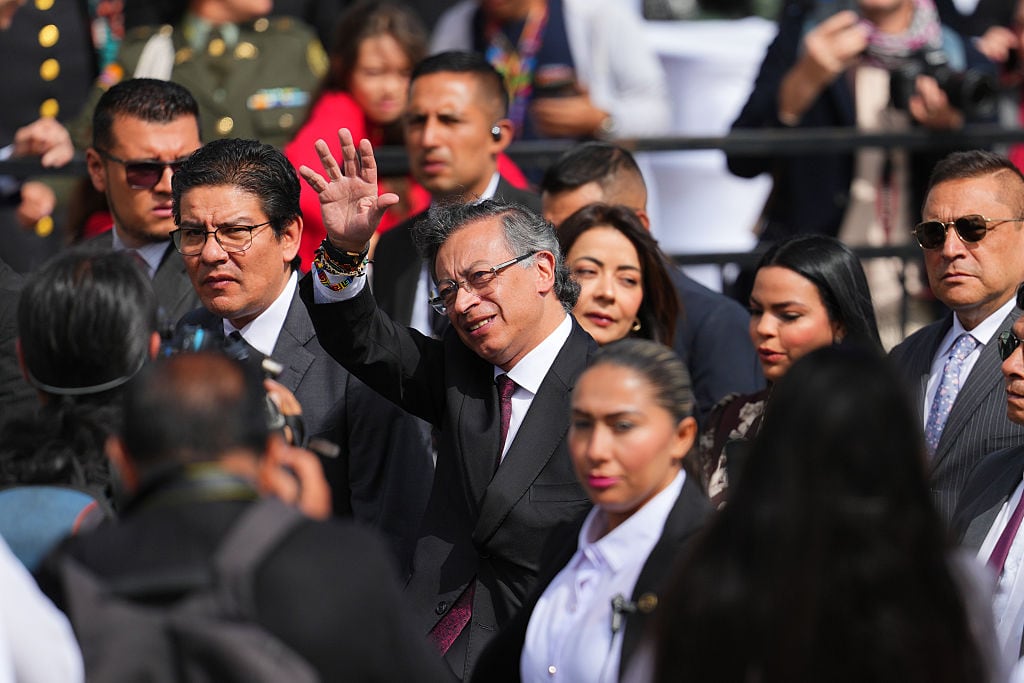 Fuerza pública no debe participar en política: Petro sobre salida de cúpula durante discurso