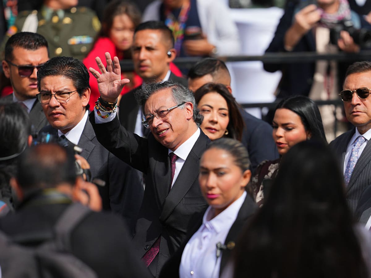Fuerza pública no debe participar en política: Petro sobre salida de cúpula durante discurso
