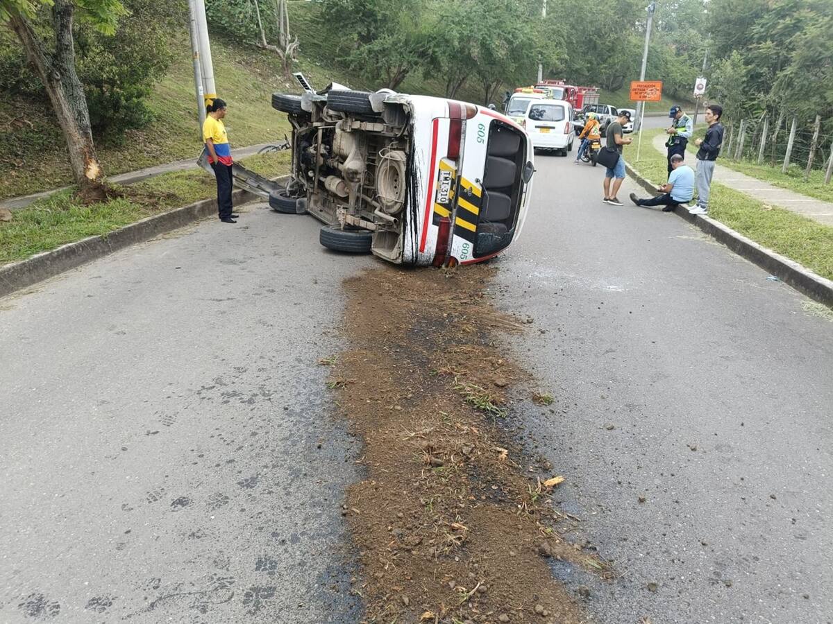 Ruta escolar se volcó y dejó 5 menores heridos en Ibagué