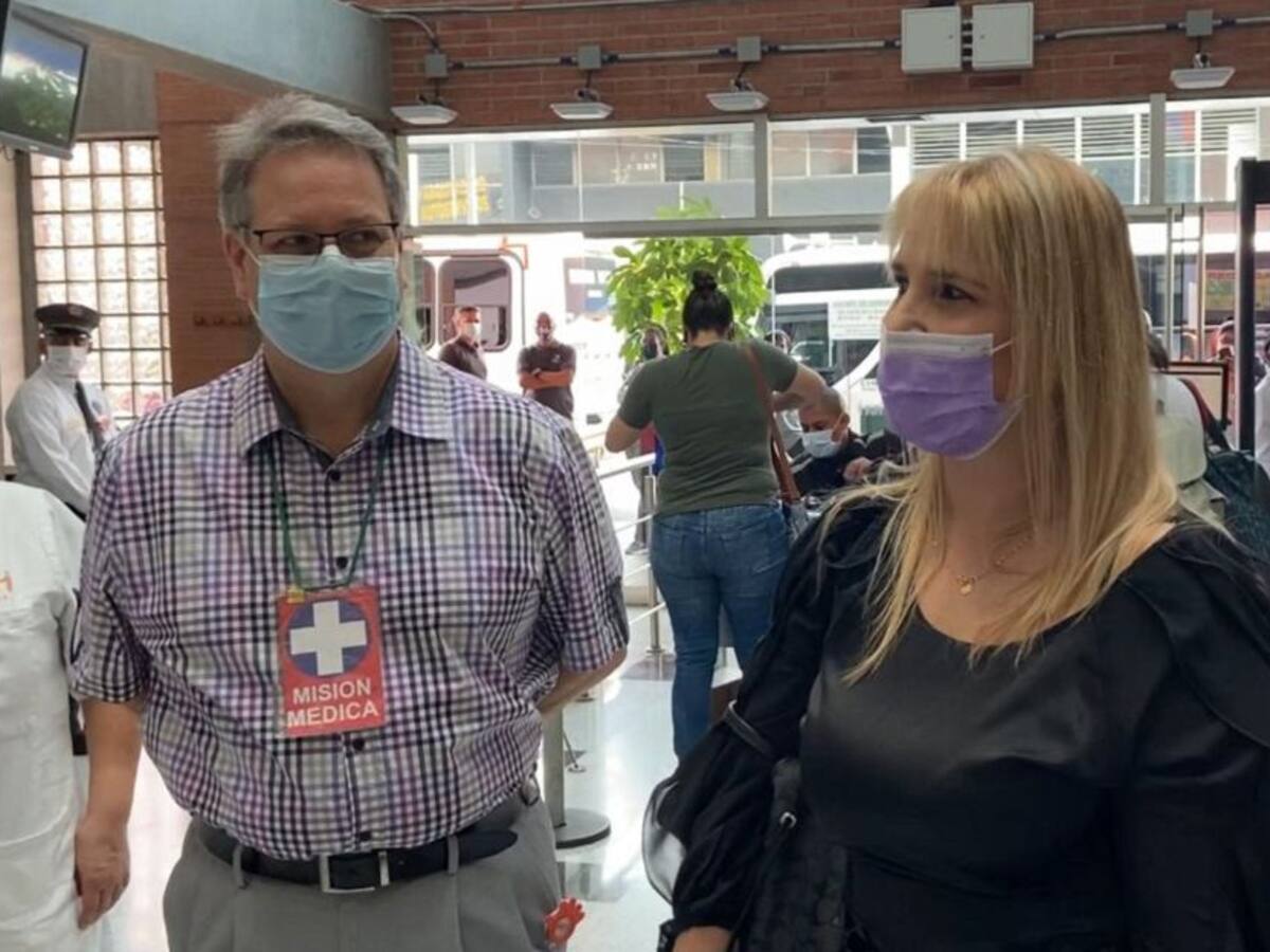 Médica de Medellín recuperada del COVID-19 retornó a sus labores