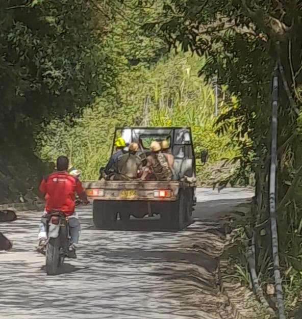 Minero fallecido trasladado al hospital local. Foto: Facebook Bomberos voluntarios Marmato.