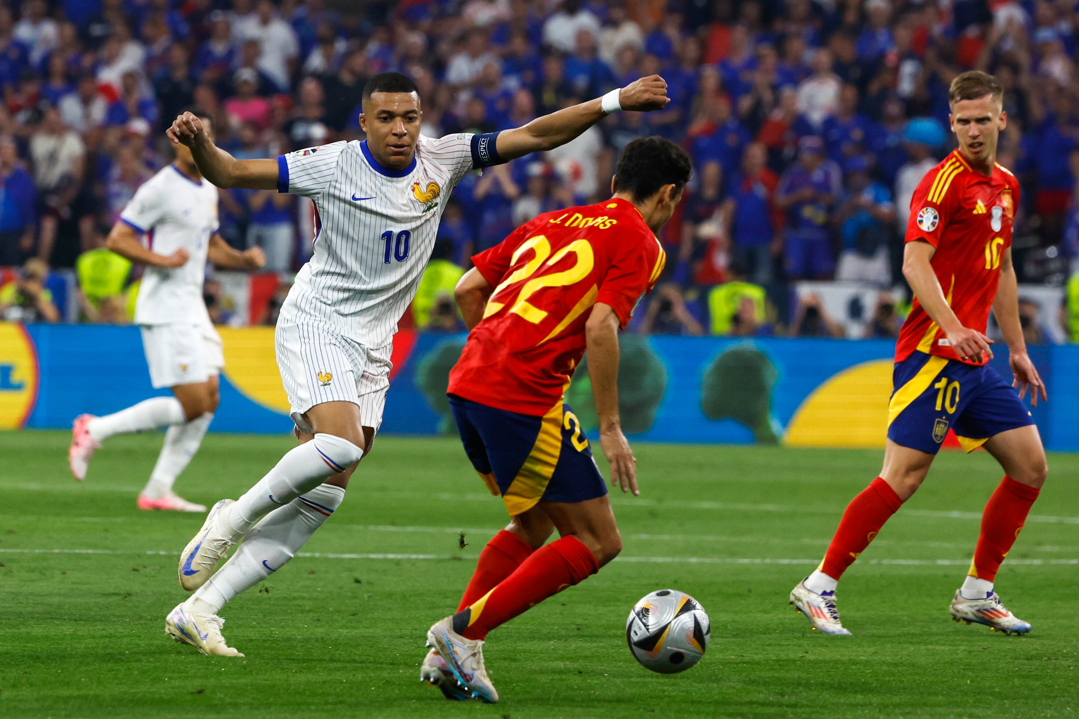 El lateral de la selección española Jesús Navas (c) juega un balón ante Kylian Mbappé (i), de Francia, durante el partido de semifinales de la Eurocopa de fútbol que España y Francia disputan este martes en Múnich. EFE/J.J.Guillén