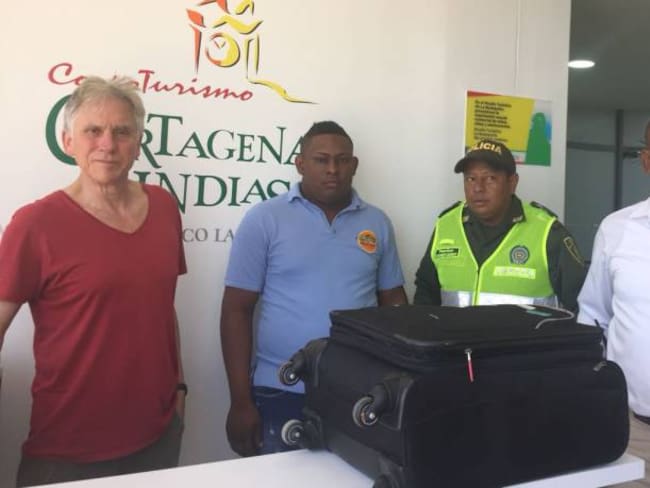 Policía condecoró a taxista que devolvió $2 millones en Cartagena