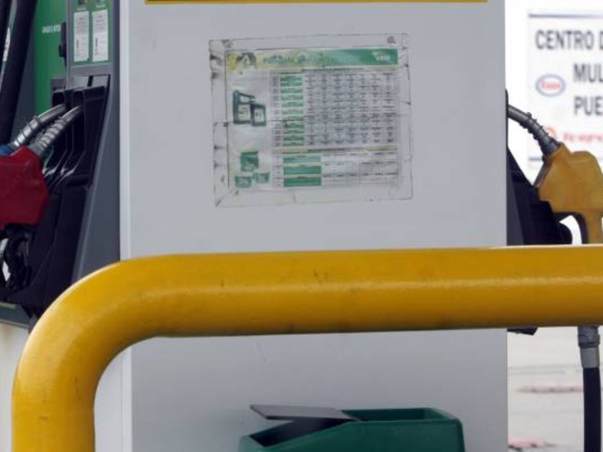 Gobierno autoriza reducción de 106 pesos en el galón de gasolina para marzo