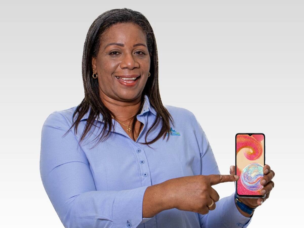 Aguas de Cartagena entregó 50 celulares a usuarios al día con sus facturas