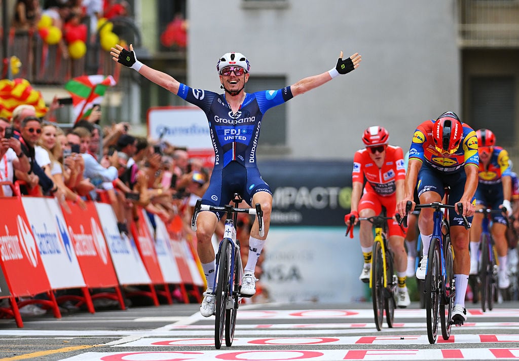 El francés David Gaudu celebrando que ganó la tercera etapa de la Vuelta España / Getty Images