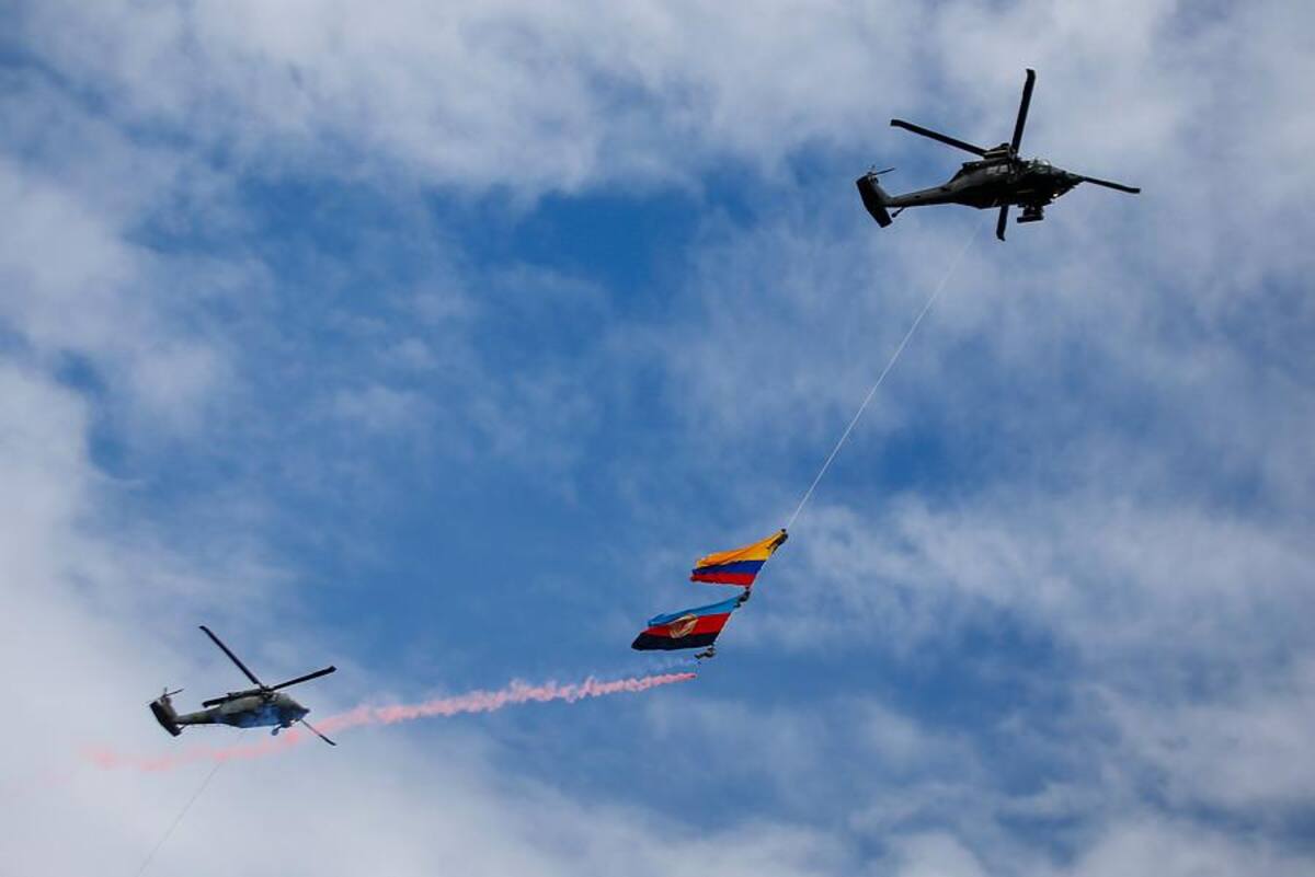 Miles de bogotanos salieron a las calles a observar el desfile del 20 de julio que realizan las Fuerzas Armadas Colombianas.