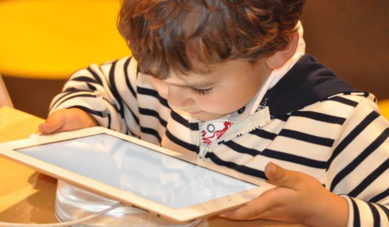 Los expertos aseguran que después de los 13 años es la edad propicia para regalar un objeto electrónico a un hijo.