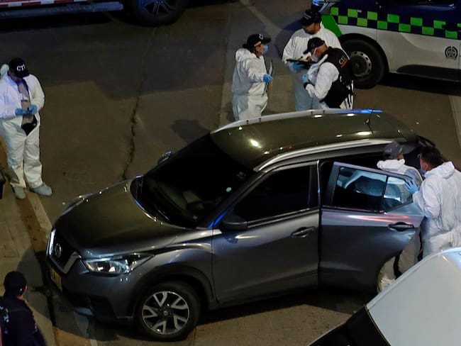 AME6527. BOGOTÁ (COLOMBIA), 16/05/2024.- Agentes del Cuerpo Técnico de Investigación (C.T.I) de la Fiscalía investigan la zona donde el director de la cárcel La Modelo de Bogotá, el coronel retirado de la Policía Élmer Fernández, fue asesinado este jueves por sicarios que lo atacaron a tiros cuando se movilizaba en un vehículo oficial, en Bogotá (Colombia). "Lamento ser portador de una terrible noticia: Acaba de ser asesinado el coronel retirado Élmer Fernández, director de la cárcel La Modelo de Bogotá", una de las más importantes del país, dijo el ministro de Justicia, Néstor Osuna, en redes sociales. El jefe de la cartera de Justicia detalló que el asesinato ocurrió cuando Fernández iba en un vehículo del Instituto Nacional Penitenciario y Carcelario (Inpec) por la Carrera 30, a la altura de la Calle 80. EFE/ Mauricio Dueñas Castañeda MEJOR CALIDAD DISPONIBLE