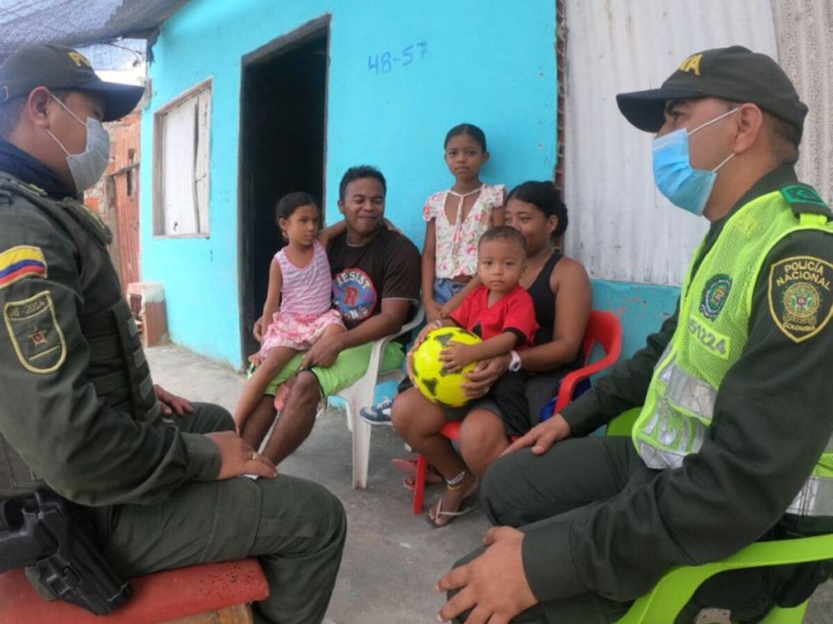 Policías gestionaron entrega de férula ortopédica a un niño en Cartagena