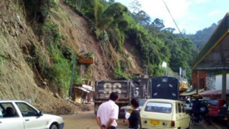 Campesinos bloquean la vía al Alto de La Línea en Tolima