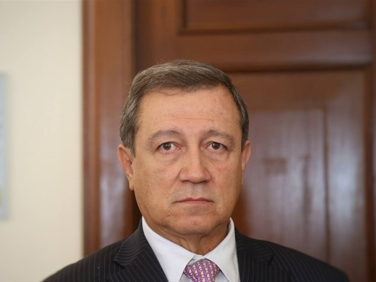 Ernesto Macías advierte que el Senado puede negar la renuncia de Uribe